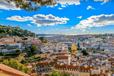 Descrição Atenção Investidores! Yield 6% Excelente oportunidade de investimento num imóvel único, situado no Largo da Graça, uma das zonas mais animadas e movimentadas de Lisboa. O imóvel tem potencial para diversas possibilidades de utilização, seja...