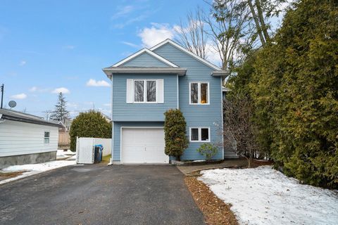 Beautiful turnkey property located in Deux-Montagnes. Construction 1998. Abundant natural light. Two-storey house with four bedrooms, two on the 1st floor and two on the ground floor. In addition, it offers pieces with large dimensions. The garage wa...