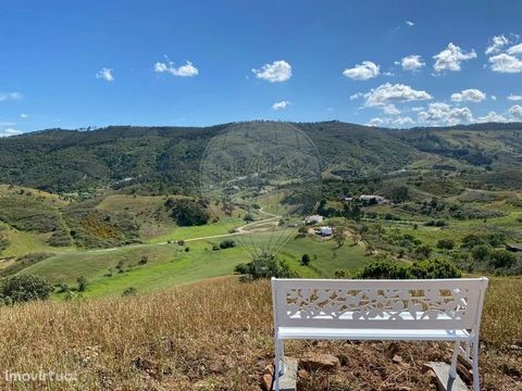 Mixed land with ruin located in the Vale Centão area in São Marcos da Serra. It stands out for its remarkable extensive area of 70,160m2 and ease of access. The land includes a 76m2 ruin and has electricity, a spring with water all year round, a 5000...