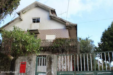 Detached house with 6 bedrooms, 2 kitchens, several bathrooms, and balconies. This villa is located in the parish of Rio Mau in the municipality of Vila Verde, very close to the entrance of the Highway in Anais. The house needs some work. We are avai...