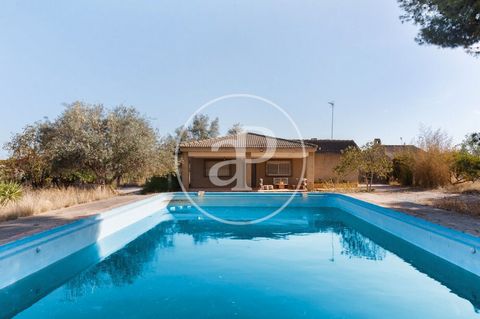 HOUSE FOR SALE WITH TERRACE AND POOL IN LLIRIA aProperties presents this detached house as an attractive option for those looking for privacy and comfort in the urbanisation of Santa Barbara de Liria.  Built on a plot of 5800m², the villa offers abso...