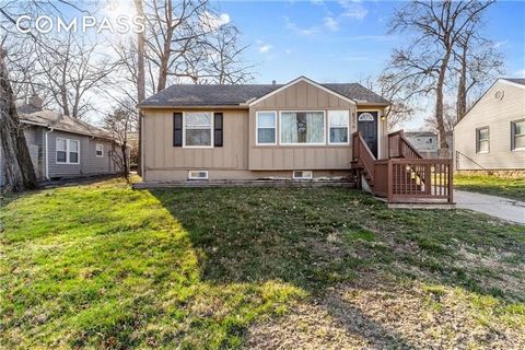 Welcome to the Waldo Area where you will find local shops and restaurants just a few short blocks away from this Ivanhoe Heights bungalow. Sitting gracefully on this slightly elevated lot, you'll feel right at home the minute you step inside. Spaciou...