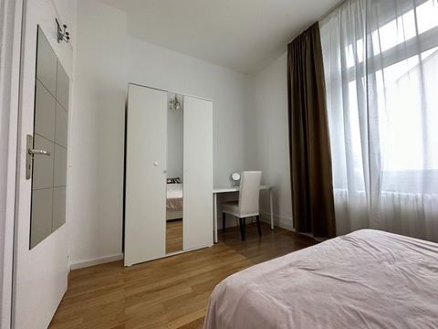 Letting a bright, large furnished shared room in a 3-room flat with a view of the Frankfurt skyline. The flat is in a prime Nordend location on the 3rd floor of an old building from 1900. The room is very bright thanks to the large window and radiate...
