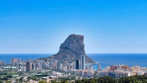 Discover this amazing house for sale in Calpe, where you can enjoy panoramic sea and mountain views. With a generous plot of 837 square metres and a built area of 256 square metres, this property offers you the space and comfort you are looking for. ...