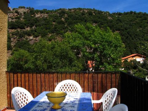 Villa of 205 sqm surroundings surrounded by nature. It is made up of two independent houses with terraces and unobstructed views of the mountain on a plot of approximately 609 sqm, each with their own private and independent access. Unique setting tw...