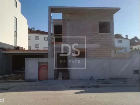 3 bedroom villa under construction, Monserrate, Viana do Castelo. Excellent villa under construction (with the possibility of some changes), extremely functional and of modern architecture. It consists of: Ground floor : â¢ A kitchen • A dining room ...