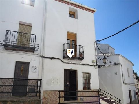 Charming 3 bedroom, 2 bathroom town house ready to move in to, located in the centre of Martos near shops and bars. Entering the front door there is a lovely kitchen diner that leads to a large double bedroom with en suite facilities. Upstairs there ...