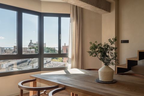 This beautifully renovated two-bedroom penthouse boasts natural light throughout the day as well as some design elements thought out by a successful local architect. The possibility of a third bedroom makes this property particularly interesting. Ste...