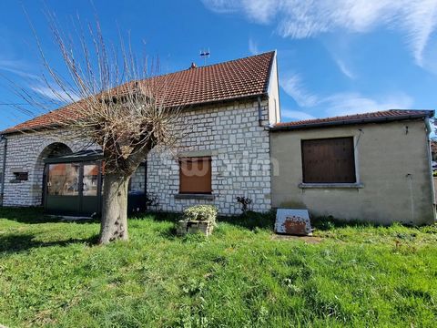 REF 18633 AA - 11 mins DOLE SUD - Located on a plot of approximately 650 m², this old stone farmhouse, on one level, consists of: Two verandas, kitchen, living room, two bedrooms, one room, bathroom, toilet. Attic, boiler room, barn, stable. Addictio...