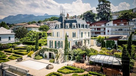 EXCLUSIVE RIGHTS - Ideally located opposite the port of Évian-les-Bains, this 1900s property is in excellent condition, elegantly decorated while respecting the original materials. This house of character is unique thanks to its location and its refi...