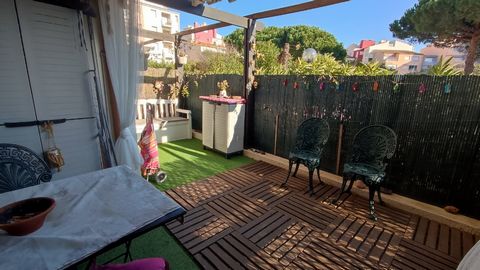Votre agence DAVID IMMOBILIER vous présente ce bel appartement entièrement meublé situé au centre port du Cap d'Agde dans une agréable résidence avec piscine. Celui-ci est composé d'une pièce à vivre avec cuisine équipée donnant sur belle terrasse. C...