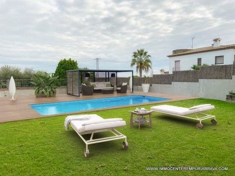 FIGUERES : Magnificent property located on the outskirts of Figueres, ideally located, not far from the center, and a few hundred meters from the motorway entrance. In a subdivision of around thirty villas, this property will have everything to seduc...