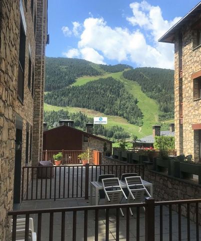 **¡Oportunidad de inversión exclusiva en El Tarter, Andorra!** ¡Bienvenido a su puerta de entrada a la vida de lujo y a la inversión lucrativa en el corazón de los Pirineos! Este extraordinario apartamento de 78 m2, estratégicamente situado en la pla...