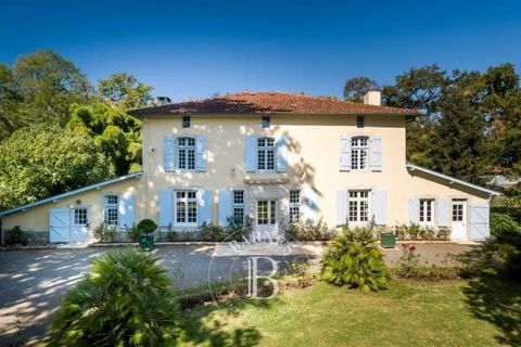 At the edge of a very peaceful village, this beautiful mansion of the seventeenth century (former orphanage) is located 15 km from DAX in this hilly part of the Landes that is the Chalosse. On a beautiful wooded land of 2.14 hectares the house has be...