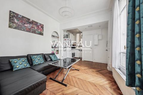 PARIS 5th - On the 3rd floor by elevator of a beautiful Haussmannian building, we offer you this charming cocoon on a quiet courtyard, with a surface area of 45.03 m2 Carrez composed of an entrance leading to a fitted kitchen opening onto a large liv...