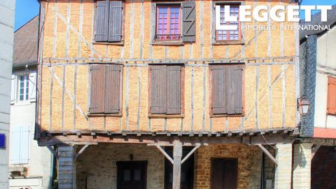 A27447CEL64 - Currently divided into three apartments, this stunning half-timbered townhouse is in an ideal location in the historic hilltop area of Oloron-Ste-Marie. Once renovated, the property will be ideal for an elegant family home, a luxurious ...