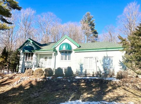 CANTLEY, less than 15 minutes from Ottawa! See this superb bungalow with 2+2 bedrooms and 2 full bathrooms located on a magnificent wooded lot. This carefully maintained house offers you an open concept, beautiful kitchen with thermoplastic cabinets ...