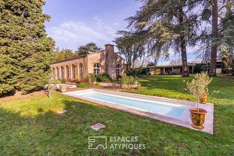 In a wooded setting and located near the village of Basse-Goulaine, this orangery, former outbuilding of the Château des Grézillières, seduces with its volumes, its authenticity and its charm. The orangery offers a very high ceiling and includes 7 ro...