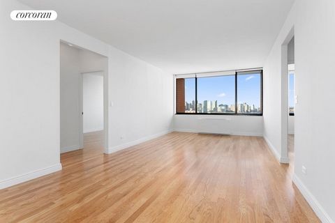Luxury waterfront living in beautiful Battery Pak City! This renovated west facing 2BR/2BA residence features a generously proportioned open concept living space. Large windows offer excellent natural light and endless river views. The includes stain...