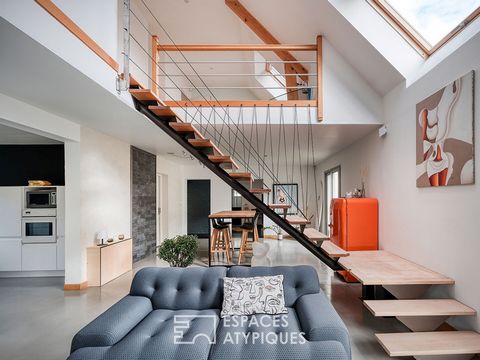 It is in a very popular area of Boigny-sur-Bionne for its calm and greenery, that this modern architect's house is located, only 11 km from Orléans and 120 km from Paris. Built on a plot of more than 1800 m2, this contemporary house with generous vol...