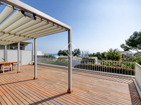 In the prestigious neighbourhood of Casas del Mar, surrounded by a natural environment, we find this duplex apartment with panoramic views of the sea and the mountains. The property is made up of two floors. On the upper floor is the day area, which ...