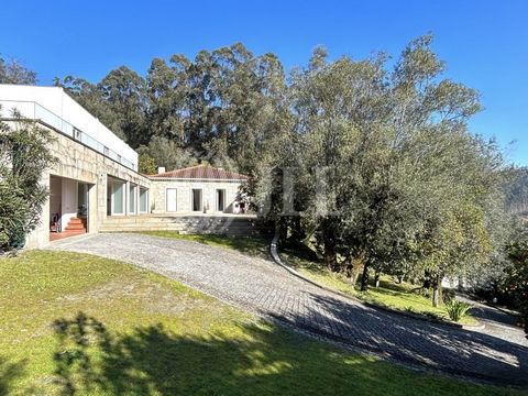 Estate with 30,687 sqm of land and 4-bedroom villa, 330 sqm (gross construction area), fully remodelled, with swimming pool, garage and garden, in Ardegão, in the municipality of Ponte de Lima, Viana do Castelo. The villa is spread over three floors ...