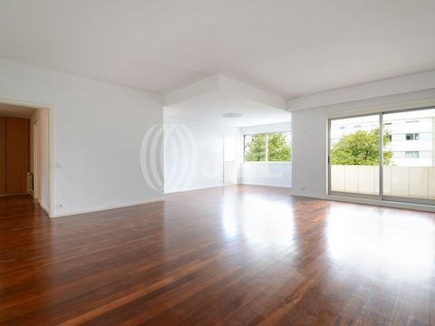 3+1-bedroom apartment, 187 sqm (gross floor area), two balconies, two parking spaces and storage room, in Aviz, Porto. Set in a building designed by architect Siza Vieira, the apartment was built with high-quality construction materials and superb fi...
