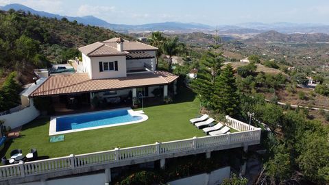 A luxurious 8-bedroom, 4-bathroom country property located in the beautiful white village of Monda, situated in the province of Málaga. This stunning property offers spectacular views of the surrounding countryside and provides an idyllic retreat in ...