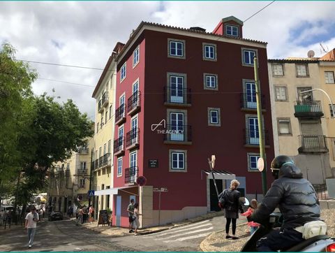 Bem-vindo ao Red, um excepcional empreendimento imobiliário situado no coração da Calçada do Menino Deus, um dos destinos turísticos mais cobiçados de Lisboa. Com seis unidades meticulosamente remodeladas, este projeto oferece uma combinação de luxo ...