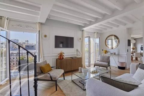 On the top two floors, with elevator, of a XIXth century corner building, superb 74m² apartment with 26m² balcony/terrace. South and West-facing, totally restructured and renovated, sold furnished, this sun-drenched apartment comprises: 6th floor: - ...
