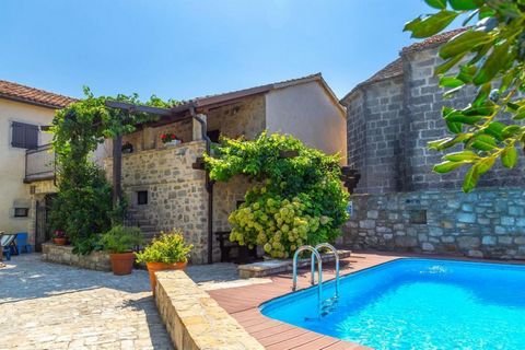 Magnifique domaine dans l'arrière-pays d'Istrie - trois maisons traditionnelles en pierre avec piscine dans la vieille ville de Gračišće ! Trois maisons en pierre ont une superficie totale de 520 m². Ils ont une cour fermée commune de 486 m². avec un...