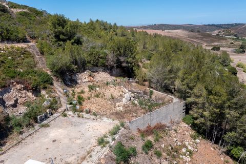 Located in Vila do Bispo. This urban plot is located between Salema and Parque da Floresta Golfe, with several infrastructures in place, having a sloping implantation to the north, situated in an elevated position with beautiful panoramic views. With...