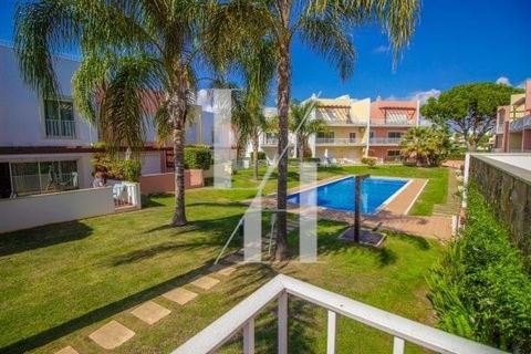 Located in Loulé. 1st floor apartment with a large private balcony with pool view, equipped with loungers, table and chairs, ideal to enjoy the sunny days and warm nights. Direct access to the pool for a relaxing swimming and better children vigilanc...
