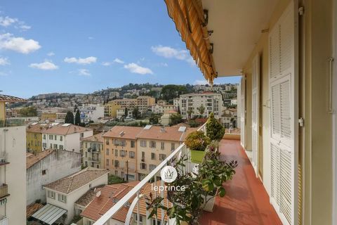 Nice Gorbella: On the top floor of a gated and secure residence dating back to 1957, located on Gorbella Boulevard, this corner 2-room apartment boasts a 26 sqm terrace offering a pleasant unobstructed view of the entire city. It comprises a living r...