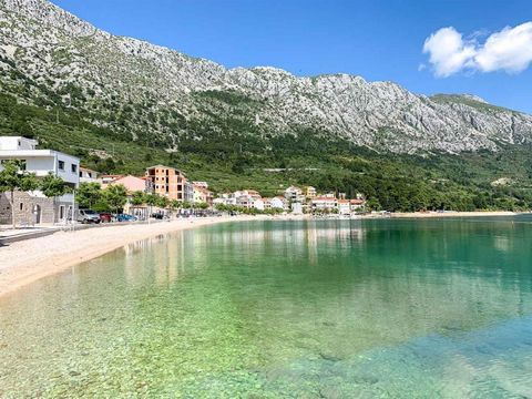 Apartment house of 4 apartments in a great location only 40 meters from the sea in Igrane on the beautiful Makarska Riviera. In nature, it consists of two connected buildings with apartments with a total area of ​​286 m2 located on a territory of 350...