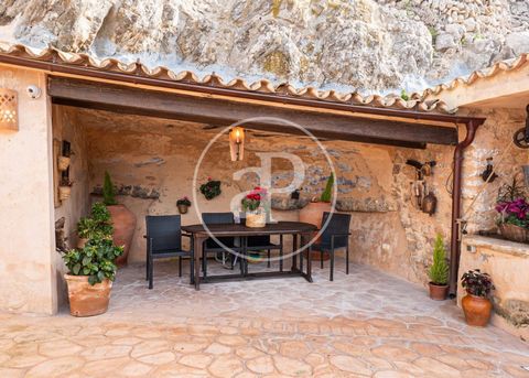 CASA CON EXTERIORES AJARDINADOS,REFORMADA Y CON MUCHA HISTORIA Bienvenido a la encantadora casa en Randa, Mallorca, un rincón pintoresco anclado en las montañas y lleno de historia. Esta joya arquitectónica, construida hace 173 años, ha sido meticulo...
