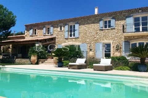 Located on a very beautiful, perfectly landscaped plot on more than 5000m². This superb stone house has a 180 panoramic view of the Luberon mountain range in a particularly quiet and privileged area. Elegant and built with high quality materials, thi...