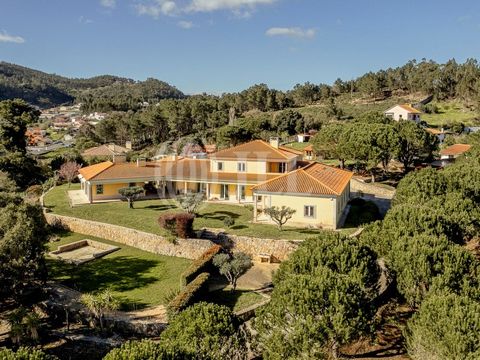4+2 bedroom villa, with 536 sqm of built area, situated on a 1.34-hectare plot of land in the parish of Lousa, municipality of Loures. The villa is divided into a main house with 396 sqm and a multipurpose annex with 140 sqm. It features a barbecue a...