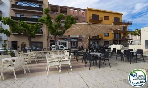 Bar restaurant in full operation and performance, located in the center of Roses just 350m from the beach of Roses. Perfect location, close to the covered market, all amenities, businesses and the Sunday market in Roses. Completely renovated and equi...