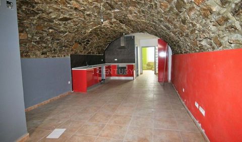 Ground floor for sale located in the old town of Sallent, town of Bages, 15 minutes from Manresa. It is also 2 steps from all services, supermarkets, pharmacies, restaurants, etc. With a total of 81 m² built well distributed in a 35 m² living-dining ...