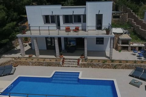 Villa Ana ist ein wunderschönes, neu renoviertes Haus in Nemira und liegt direkt am Strand. Sicht und Geräusche des Meeres ohne Verkehrslärm sind die perfekte Kulisse für Ihren Traumurlaub mit Familie und Freunden, sowohl Menschen als auch Pelz.:) Ei...