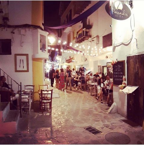 Leasehold Bar Restaurant in full operation, in one of the busiest streets of the Dalt Vila neighbourhood, the old and most beautiful area of Ibiza. Located specifically in Mare de Deu street. The restaurant has a fully equipped kitchen, as well as ro...