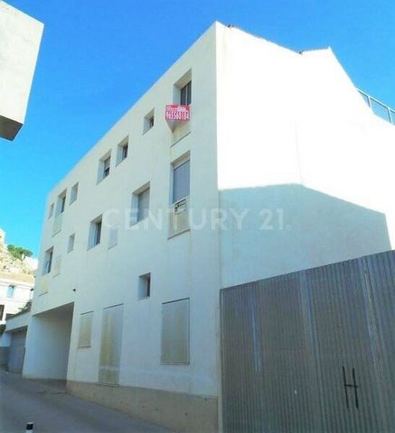 **Invest in a Treasure in Castalla, Alicante: 110m² Duplex with Golden Opportunity** Are you looking for a smart investment in the real estate market? We have the perfect answer for you! We present this magnificent duplex for sale in Castalla, Alican...