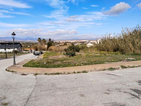 800m² building plot, with architect's plan to build 200m². The plot is part of the Salmeron urbanisation, located behind the Tropic Sur factory, carretera de Coin. Situated at the bottom of the urbanisation, the plot is at the end of a road with no e...