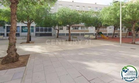 Commercial premises in the center of Roses and just 200 m from the beach. With a useful area of 173.85 m2, it has a license and is adapted to music pub. It faces two streets, so it has two entrances. One of them overlooks a square. Don't hesitate to ...