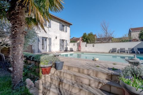 Excellent condition for this family townhouse located close to all amenities: bus, schools, shops, A20 access. Located on a plot of more than 360m2, you can enjoy a beautiful terrace, a 5x10 swimming pool and a charming green corner without any vis-à...