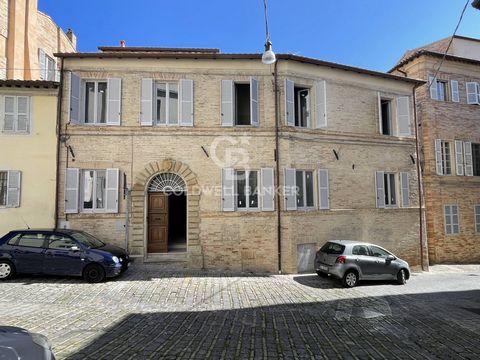 We offer for SALE an important prestigious residence in the historic center of Fermo, in Via della Sapienza. The exclusive property is spread over four levels: the basement floor consists of a large leaving-study area, bathroom, mezzanine, cellars, t...