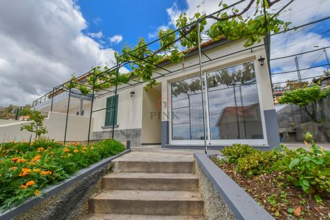 In a super quiet residential area, close to the center of Funchal, you will find this single-storey villa, typology T3, traditional style where you cannot miss the gardens so characteristic of our Madeira as well as an area for car parking (1 car). I...