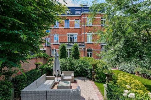 We invite you to discover this elegant garden-level duplex apartment, perfectly located on avenue Emile Duray opposite the Abbaye de la Cambre. Its 500 m2 of living space offers, behind a facade of great character, all the charm and cachet of the nob...