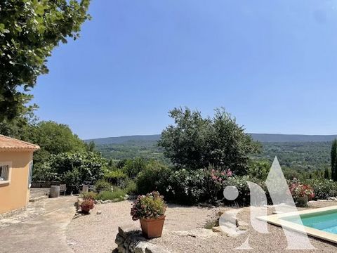 For sale just a few minutes' walk from the picturesque village of Goult, this property of approx. 163 m2 offers an idyllic living environment. Built in the 1970s, it has a distinctive octagonal shape that gives it an original and unusual charm. Facin...